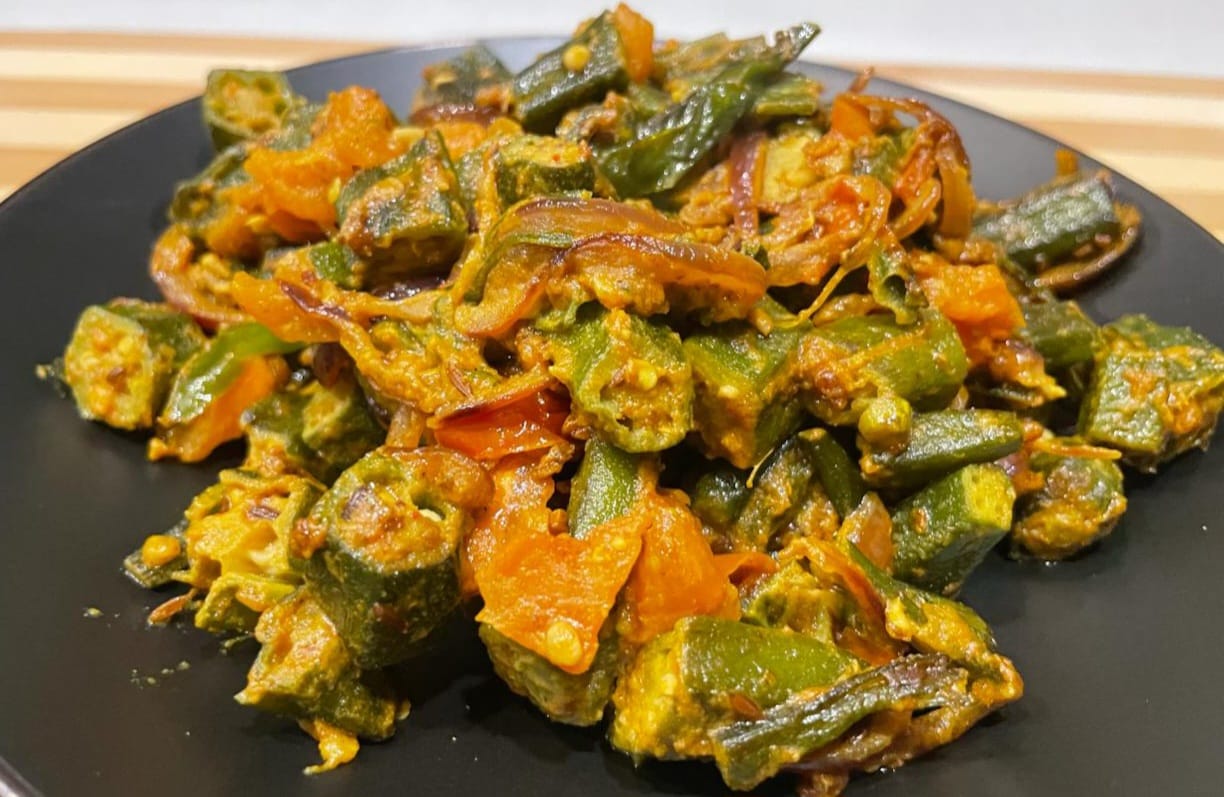 Bhindi Masala – Spiced Indian okra curry garnished with herbs, served in a bowl.