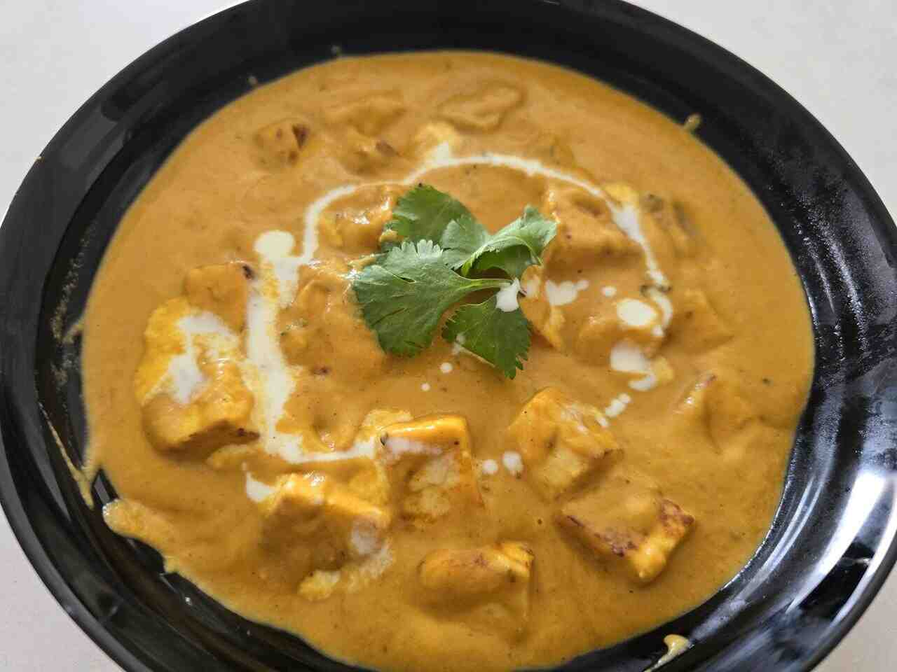 Butter Paneer – Creamy Indian curry made with paneer in a rich tomato-based sauce.